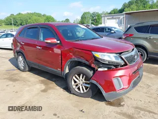 2014 Kia Sorento LX z VIN 5XYKTCA61EG429881, wystawiony jako IAAI lot #42243365 z przebiegiem 62 644 mil mil oraz . Historia ofert i sprzedaży dostępna na DreamBid. Obrazek 1.
