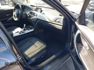 2015 BMW 3 Series 320i xDrive с VIN WBA3C3G55FNS73810, выставлен на аукционе IAAI как лот 41822468 с пробегом 76 779 миль миль и . История ставок и продаж доступна на DreamBid. Изображение 5.