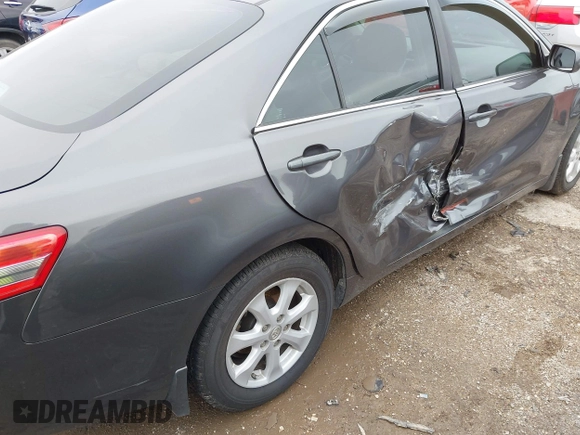 2011 Toyota Camry LE z VIN 4T4BF3EK1BR216262, wystawiony jako IAAI lot #42206210 z przebiegiem 79 660 mil mil oraz . Historia ofert i sprzedaży dostępna na DreamBid. Obrazek 12.