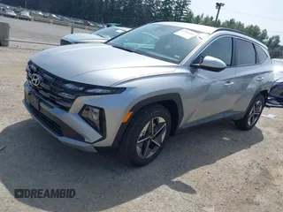 2025 Hyundai Tucson SEL z VIN 5NMJB3DE9SH554856, wystawiony jako IAAI lot #42460268 z przebiegiem 688 mil mil oraz . Historia ofert i sprzedaży dostępna na DreamBid. Obrazek 2.