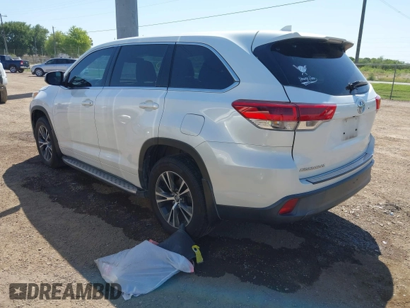 2018 Toyota Highlander LE z VIN 5TDZZRFH9JS288436, wystawiony jako IAAI lot #41990854 z przebiegiem 151 651 mil mil oraz . Historia ofert i sprzedaży dostępna na DreamBid. Obrazek 3.