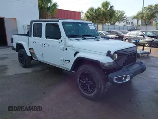 2023 Jeep Gladiator Sport z VIN 1C6HJTAG2PL504790, wystawiony jako IAAI lot #42096857 z przebiegiem 51 741 mil mil oraz . Historia ofert i sprzedaży dostępna na DreamBid. Obrazek 1.