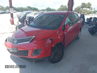2011 Nissan Versa S z VIN 3N1BC1CP0BL505284, wystawiony jako IAAI lot #42375919 z przebiegiem 105 571 mil mil oraz . Historia ofert i sprzedaży dostępna na DreamBid. Obrazek 2.