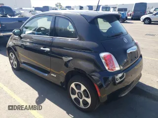 2013 FIAT 500e z VIN 3C3CFFGE9DT714089, wystawiony jako Copart lot #73840974 z przebiegiem 79 837 mil mil oraz Czysty tytuł • Clean title. Historia ofert i sprzedaży dostępna na DreamBid. Obrazek 2.