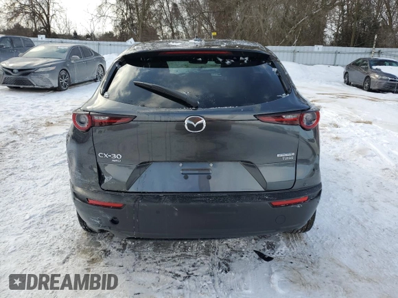 2024 Mazda CX-30 Premium z VIN 3MVDMBDYXRM646995, wystawiony jako Copart lot #89282365 z przebiegiem 4049 mil mil oraz Szkoda całkowita • Salvage title. Historia ofert i sprzedaży dostępna na DreamBid. Obrazek 6.