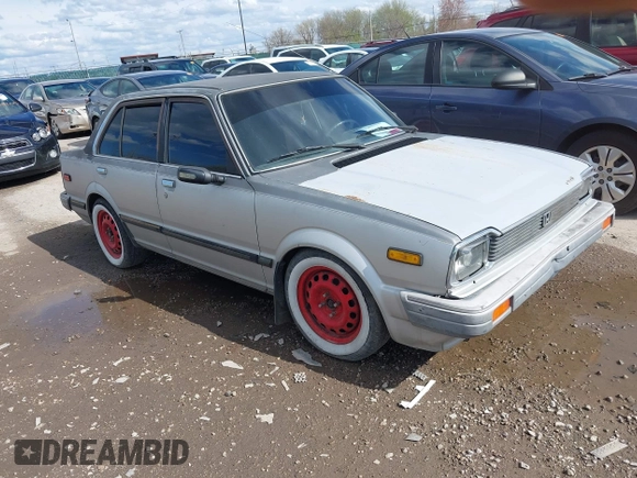 1983 Honda Civic z VIN JHMST3433DS003988, wystawiony jako IAAI lot #42069678 z przebiegiem 155 104 mil mil oraz . Historia ofert i sprzedaży dostępna na DreamBid. Obrazek 1.
