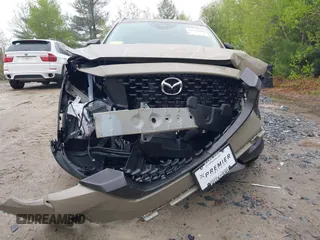 2025 Mazda CX-50 Premium z VIN 7MMVABDY2SN339010, wystawiony jako IAAI lot #42201002 z przebiegiem 36 mil mil oraz . Historia ofert i sprzedaży dostępna na DreamBid. Obrazek 6.