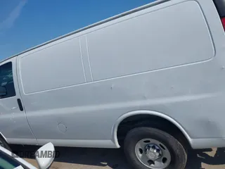 2015 Chevrolet Express Cargo z VIN 1GCWGFCFXF1184780, wystawiony jako IAAI lot #42180137 z przebiegiem 103 453 mil mil oraz . Historia ofert i sprzedaży dostępna na DreamBid. Obrazek 14.