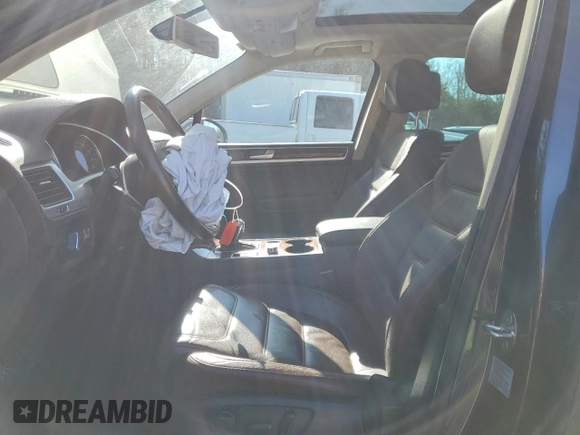 2012 Volkswagen Touareg Lux с VIN WVGEK9BP1CD008132, выставлен на аукционе Copart как лот 49501765 с пробегом 156 594 миль миль и Списание • Salvage title. История ставок и продаж доступна на DreamBid. Изображение 7.