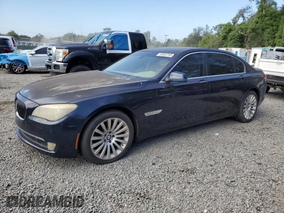 2011 BMW 7 Series 750Li z VIN WBAKB8C58BCY64737, wystawiony jako Copart lot #55503755 z przebiegiem 97 687 mil mil oraz Czysty tytuł • Clean title. Historia ofert i sprzedaży dostępna na DreamBid. Obrazek 1.