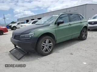 2018 Volkswagen Tiguan SEL z VIN 3VV3B7AX9JM024440, wystawiony jako Copart lot #54984015 z przebiegiem 108 727 mil mil oraz Tytuł czysty. Historia ofert i sprzedaży dostępna na DreamBid. Obrazek 1.