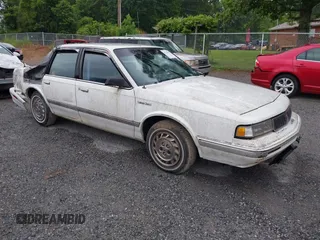 1993 Oldsmobile Cutlass Ciera S z VIN 1G3AG54N1P6455773, wystawiony jako IAAI lot #42340327 z przebiegiem 107 933 mil mil oraz . Historia ofert i sprzedaży dostępna na DreamBid. Obrazek 1.