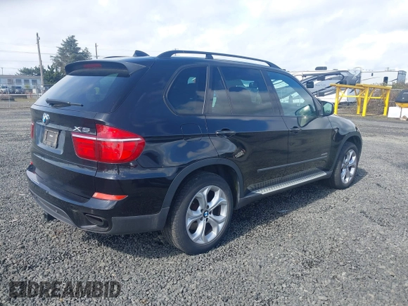 2013 BMW X5 xDrive50i z VIN 5UXZV8C51DL426944, wystawiony jako IAAI lot #41911303 z przebiegiem 106 266 mil mil oraz . Historia ofert i sprzedaży dostępna na DreamBid. Obrazek 4.