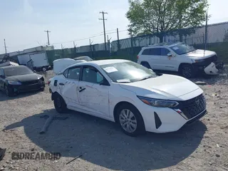 2024 Nissan Sentra S z VIN 3N1AB8BV2RY285764, wystawiony jako IAAI lot #42125259 z przebiegiem Nie podano mil oraz . Historia ofert i sprzedaży dostępna na DreamBid. Obrazek 1.
