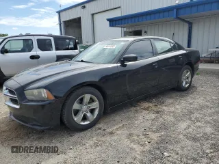 2013 Dodge Charger SE z VIN 2C3CDXBG0DH575435, wystawiony jako Copart lot #58412555 z przebiegiem 230 511 mil mil oraz Nie do naprawy • Non repairable. Historia ofert i sprzedaży dostępna na DreamBid. Obrazek 1.