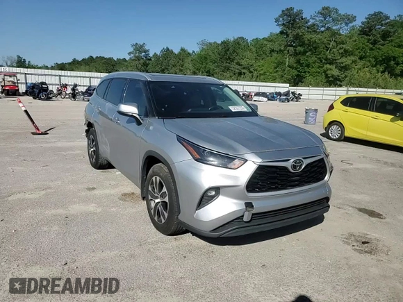 2022 Toyota Highlander XLE z VIN 5TDGZRBH8NS225766, wystawiony jako Copart lot #52007235 z przebiegiem 88 505 mil mil oraz Czysty tytuł • Clean title. Historia ofert i sprzedaży dostępna na DreamBid. Obrazek 12.
