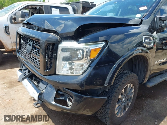 2017 Nissan Titan Platinum Reserve z VIN 1N6AA1F43HN500781, wystawiony jako IAAI lot #42220311 z przebiegiem 133 612 mil mil oraz . Historia ofert i sprzedaży dostępna na DreamBid. Obrazek 6.