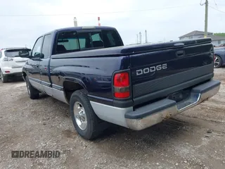 1998 Dodge 1500 z VIN 3B7HC13Z2WG206757, wystawiony jako IAAI lot #42373469 z przebiegiem 151 099 mil mil oraz . Historia ofert i sprzedaży dostępna na DreamBid. Obrazek 3.