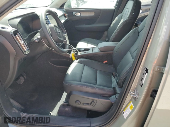 2025 Volvo XC40 Core Bright Theme z VIN YV4L12UJ4S2520540, wystawiony jako Copart lot #60871675 z przebiegiem 5 949 mil mil oraz Szkoda całkowita • Salvage title. Historia ofert i sprzedaży dostępna na DreamBid. Obrazek 7.