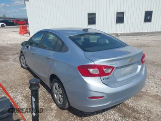 2017 Chevrolet Cruze LS z VIN 1G1BC5SM3H7210519, wystawiony jako IAAI lot #42163047 z przebiegiem 100 103 mil mil oraz . Historia ofert i sprzedaży dostępna na DreamBid. Obrazek 3.