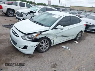 2013 Hyundai Accent GLS z VIN KMHCU4AE8DU275645, wystawiony jako IAAI lot #42139737 z przebiegiem 85 031 mil mil oraz . Historia ofert i sprzedaży dostępna na DreamBid. Obrazek 2.