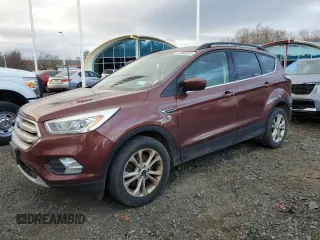 2018 Ford Escape SE z VIN 1FMCU9GD5JUB33485, wystawiony jako Copart lot #82993324 z przebiegiem 131 696 mil mil oraz Czysty tytuł • Clean title. Historia ofert i sprzedaży dostępna na DreamBid. Obrazek 1.