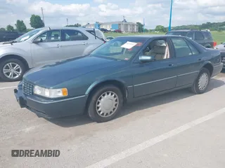 1993 Cadillac Seville STS z VIN 1G6KY5298PU821640, wystawiony jako IAAI lot #42269233 z przebiegiem 126 662 mil mil oraz . Historia ofert i sprzedaży dostępna na DreamBid. Obrazek 2.