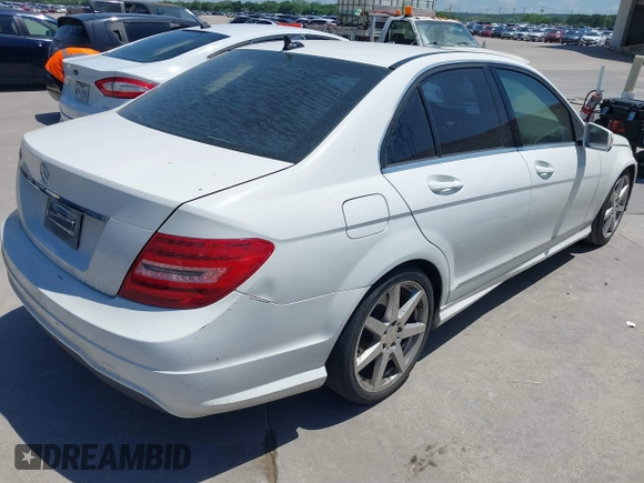 2013 Mercedes-Benz C 250 Sport z VIN WDDGF4HB7DA784290, wystawiony jako IAAI lot #42101430 z przebiegiem 135 886 mil mil oraz . Historia ofert i sprzedaży dostępna na DreamBid. Obrazek 4.