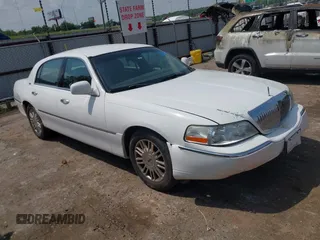 2009 Lincoln Town Car Signature Limited z VIN 2LNHM82V89X631457, wystawiony jako IAAI lot #42304251 z przebiegiem 116 211 mil mil oraz . Historia ofert i sprzedaży dostępna na DreamBid. Obrazek 1.