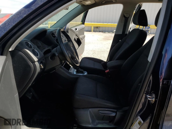 2013 Volkswagen Tiguan S z VIN WVGAV3AX7DW577836, wystawiony jako Copart lot #46491625 z przebiegiem 108 349 mil mil oraz Szkoda całkowita • Salvage title. Historia ofert i sprzedaży dostępna na DreamBid. Obrazek 7.