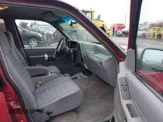 1994 Ford Explorer Eddie Bauer z VIN 1FMDU34XXRUE69130, wystawiony jako IAAI lot #41594121 z przebiegiem 146 118 mil mil oraz . Historia ofert i sprzedaży dostępna na DreamBid. Obrazek 5.