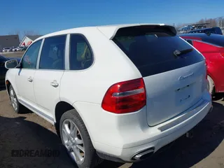 2009 Porsche Cayenne z VIN WP1AA29P19LA01150, wystawiony jako IAAI lot #41760540 z przebiegiem 162 422 mil mil oraz . Historia ofert i sprzedaży dostępna na DreamBid. Obrazek 3.