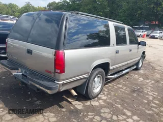 1999 GMC Suburban with VIN 3GKEC16R0XG547353, listed as a IAAI auction lot 40426884 with 284,689 mi miles. Bid and sale history available at carsss.com. Image 4.