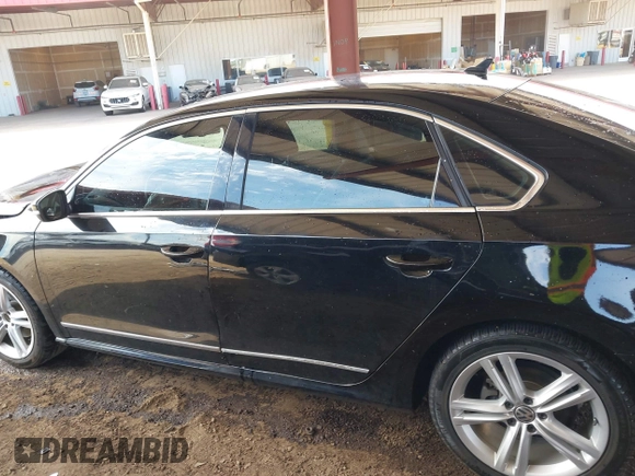 2015 Volkswagen Passat SEL Premium z VIN 1VWCV7A39FC088048, wystawiony jako IAAI lot #41896215 z przebiegiem 94 635 mil mil oraz . Historia ofert i sprzedaży dostępna na DreamBid. Obrazek 14.
