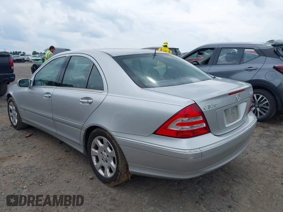 2005 Mercedes-Benz C 320 z VIN WDBRF84J85F567356, wystawiony jako IAAI lot #42377444 z przebiegiem 221 225 mil mil oraz . Historia ofert i sprzedaży dostępna na DreamBid. Obrazek 3.
