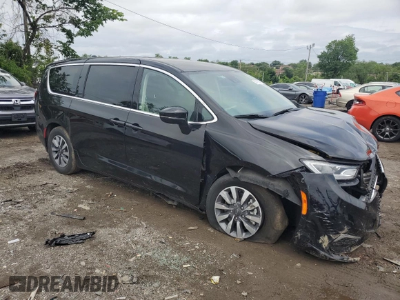 2024 Chrysler Pacifica Hybrid Select with VIN 2C4RC1S7XRR130577, listed as a Copart auction lot 58790055 with 30,530 mi miles and Clean title. Bid and sale history available at DreamBid. Image 4.