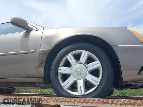 2006 Cadillac DTS 1SD z VIN 1G6KD57Y06U197794, wystawiony jako IAAI lot #42226706 z przebiegiem 135 748 mil mil oraz . Historia ofert i sprzedaży dostępna na DreamBid. Obrazek 19.