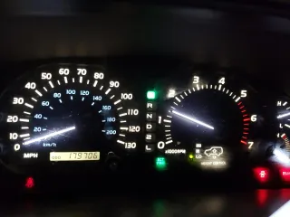 2001 Lexus LX 470 z VIN JTJHT00W213507042, wystawiony jako Copart lot #84236804 z przebiegiem 179 706 mil mil oraz Tytuł czysty. Historia ofert i sprzedaży dostępna na DreamBid. Obrazek 9.