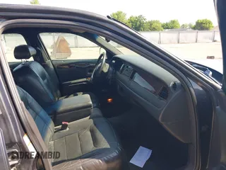 2000 Lincoln Town Car Signature z VIN 1LNHM82W0YY914457, wystawiony jako IAAI lot #42465439 z przebiegiem 237 145 mil mil oraz . Historia ofert i sprzedaży dostępna na DreamBid. Obrazek 5.