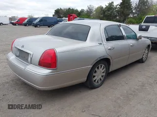 2009 Lincoln Town Car Signature Limited z VIN 2LNHM82V39X633665, wystawiony jako IAAI lot #42016213 z przebiegiem 150 589 mil mil oraz . Historia ofert i sprzedaży dostępna na DreamBid. Obrazek 4.