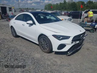 2025 Mercedes-Benz CLA 250 z VIN W1K5J4GBXSN512345, wystawiony jako IAAI lot #42030233 z przebiegiem 17 475 mil mil oraz . Historia ofert i sprzedaży dostępna na DreamBid. Obrazek 1.