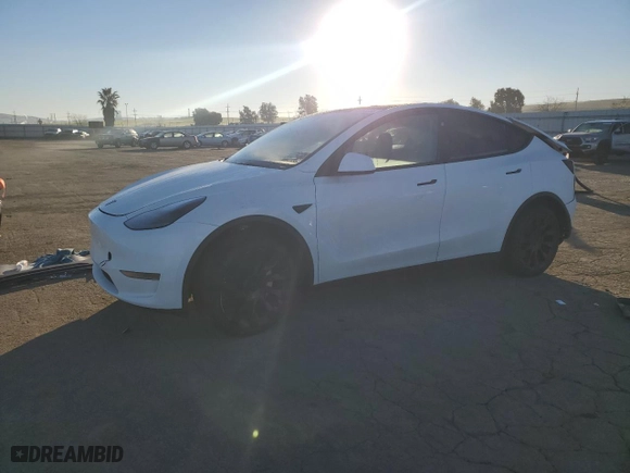 2024 Tesla Model Y with VIN 7SAYGDED1RF154851, listed as a Copart auction lot 87863255 with 5,878 mi miles and Salvage Title. Bid and sale history available at carsss.com. Image 1.