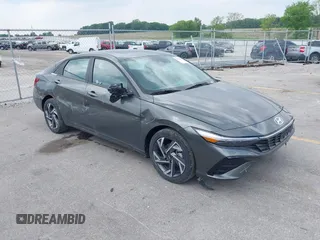 2025 Hyundai Elantra SEL Convenience z VIN KMHLS4DG0SU949674, wystawiony jako IAAI lot #42436574 z przebiegiem 6 733 mil mil oraz . Historia ofert i sprzedaży dostępna na DreamBid. Obrazek 1.
