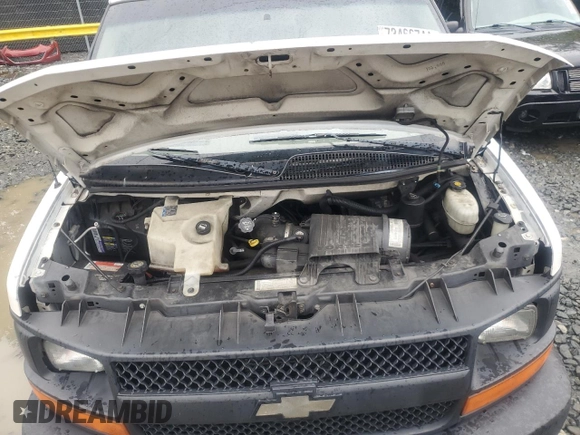 2003 Chevrolet Express Cargo with VIN 1GCGG25U831126705, listed as a Copart auction lot 73466744 with 265,323 mi miles and Salvage Title. Bid and sale history available at DreamBid. Image 13.