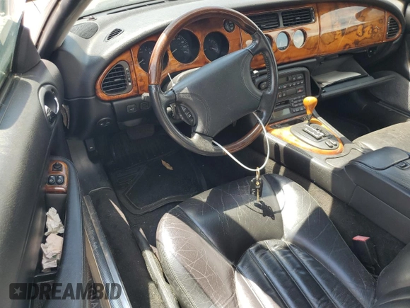 1999 Jaguar XK z VIN SAJGX2049XC034022, wystawiony jako Copart lot #55690025 z przebiegiem Nie podano mil oraz Tytuł czysty. Historia ofert i sprzedaży dostępna na DreamBid. Obrazek 8.
