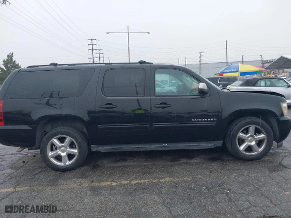 2010 Chevrolet Suburban LT with VIN 1GNUKJE35AR118585, listed as a IAAI auction lot 41730021 with 195,692 mi miles. Bid and sale history available at carsss.com. Image 13.