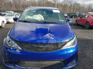 2020 Chrysler Pacifica Launch Edition z VIN 2C4RC3BG9LR252124, wystawiony jako IAAI lot #41689415 z przebiegiem 53 455 mil mil oraz . Historia ofert i sprzedaży dostępna na DreamBid. Obrazek 6.
