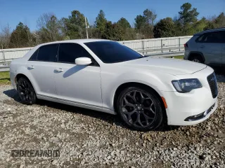 2020 Chrysler 300 S z VIN 2C3CCABG1LH145752, wystawiony jako Copart lot #48786265 z przebiegiem 51 832 mil mil oraz Czysty tytuł • Clean title. Historia ofert i sprzedaży dostępna na DreamBid. Obrazek 4.
