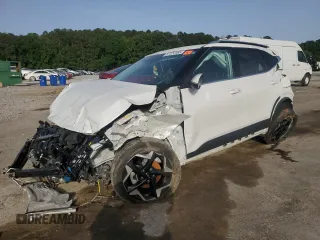 2024 Kia Seltos EX z VIN KNDER2AA2R7490315, wystawiony jako Copart lot #57124165 z przebiegiem Nie podano mil oraz Szkoda całkowita • Salvage title. Historia ofert i sprzedaży dostępna na DreamBid. Obrazek 1.