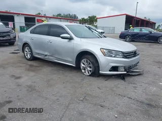 2017 Volkswagen Passat S z VIN 1VWAT7A30HC079030, wystawiony jako IAAI lot #41987826 z przebiegiem 81 089 mil mil oraz . Historia ofert i sprzedaży dostępna na DreamBid. Obrazek 1.